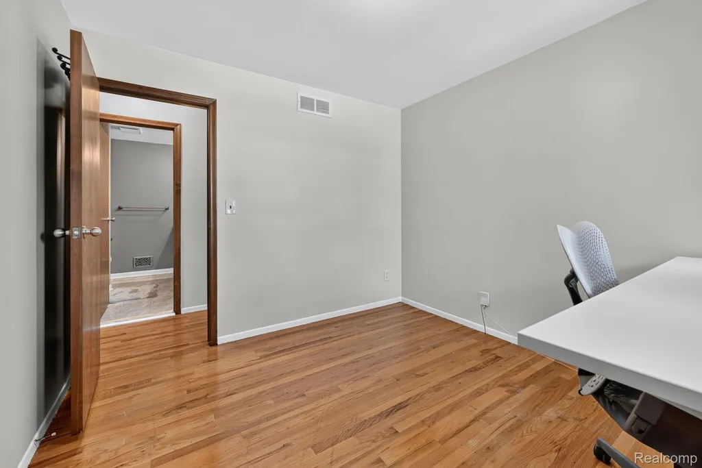 27066 Sutherland Street Southfield City MI 48076
