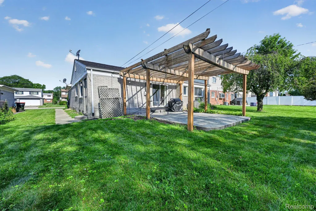 27066 Sutherland Street Southfield City MI 48076