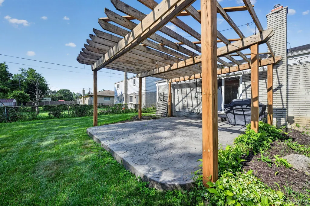 27066 Sutherland Street Southfield City MI 48076