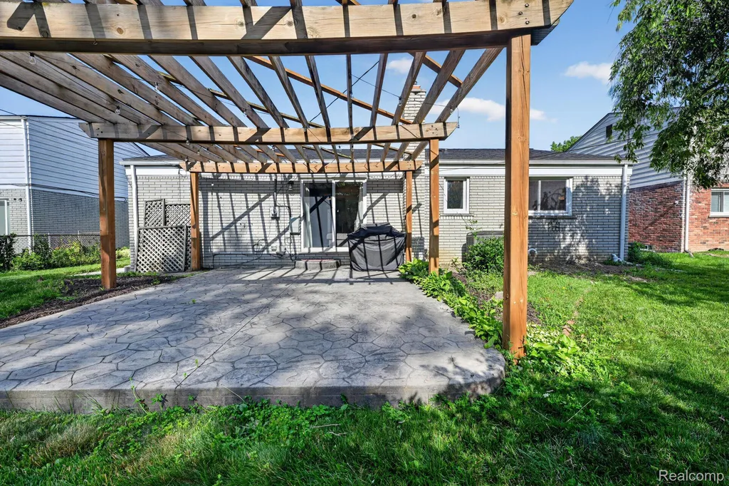 27066 Sutherland Street Southfield City MI 48076