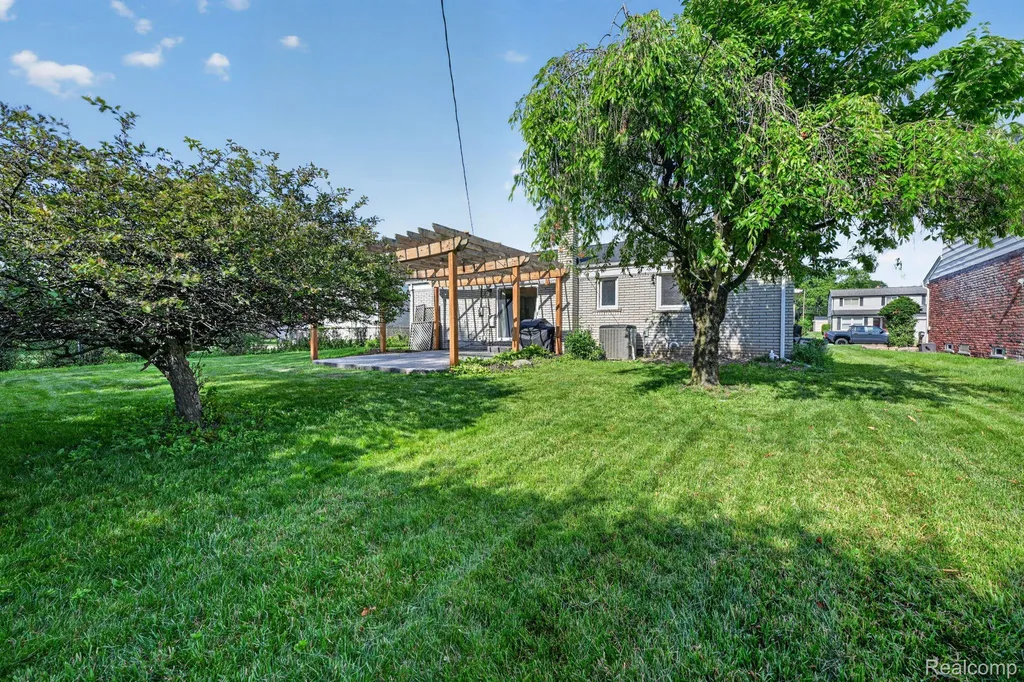 27066 Sutherland Street Southfield City MI 48076