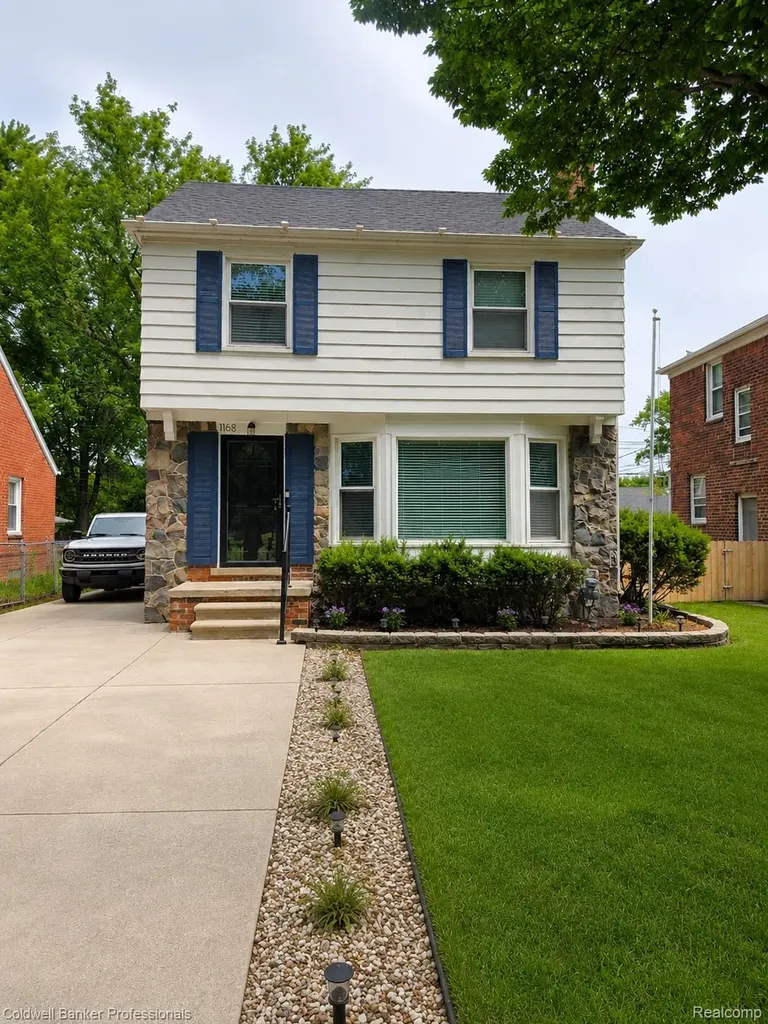 1168 N Vernier Road N Grosse Pointe Woods City MI 48236