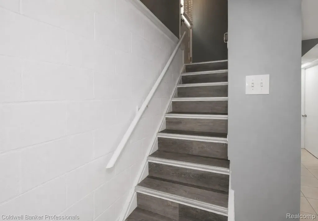 1168 N Vernier Road N Grosse Pointe Woods City MI 48236
