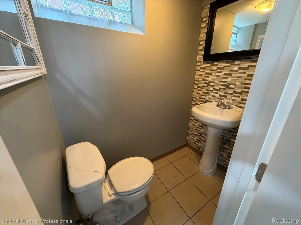 1168 N Vernier Road N Grosse Pointe Woods City MI 48236