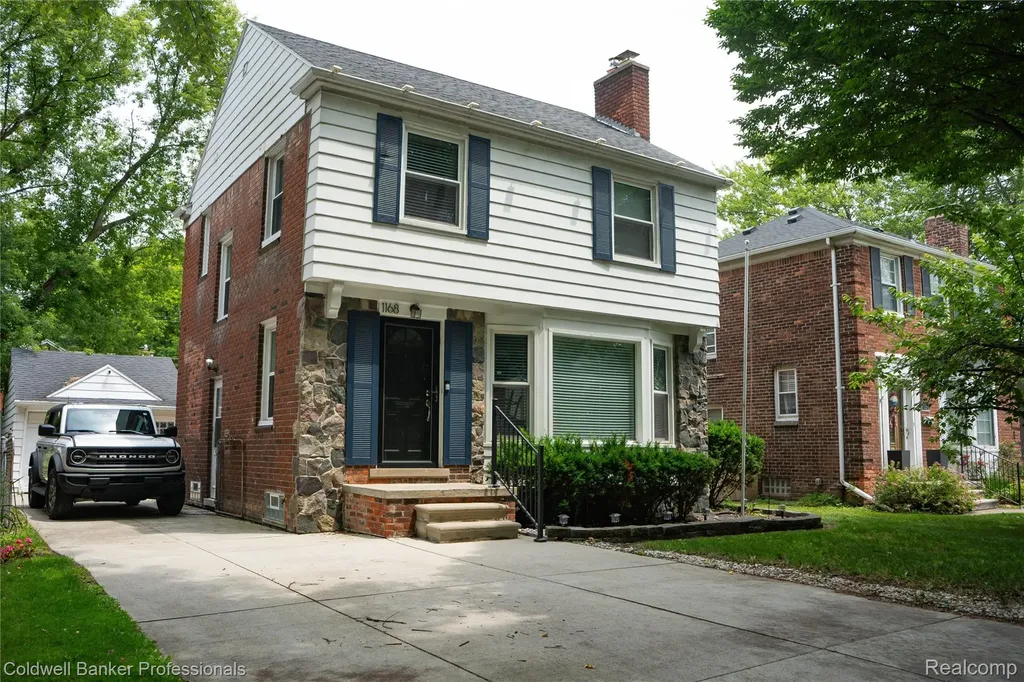 1168 N Vernier Road N Grosse Pointe Woods City MI 48236