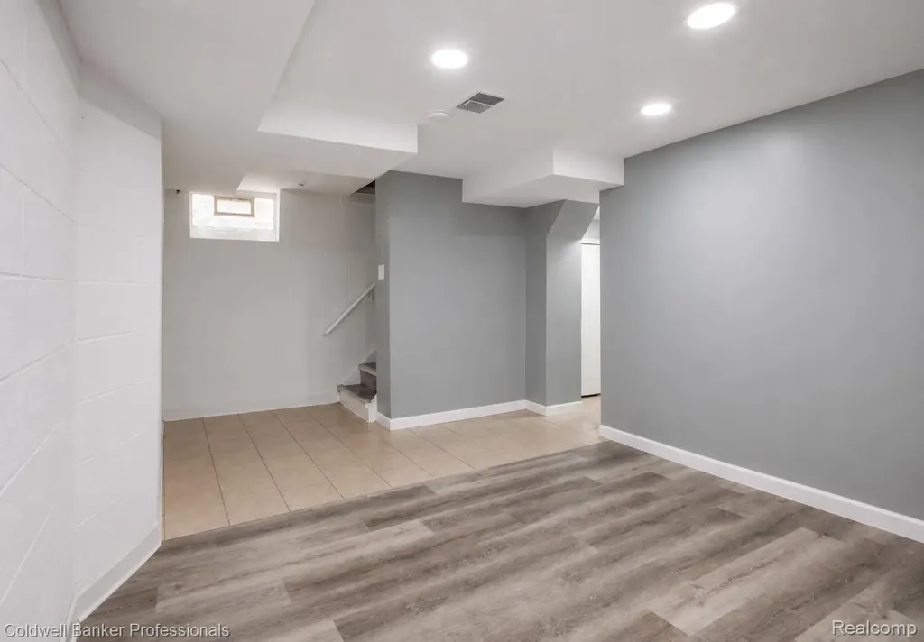 1168 N Vernier Road N Grosse Pointe Woods City MI 48236
