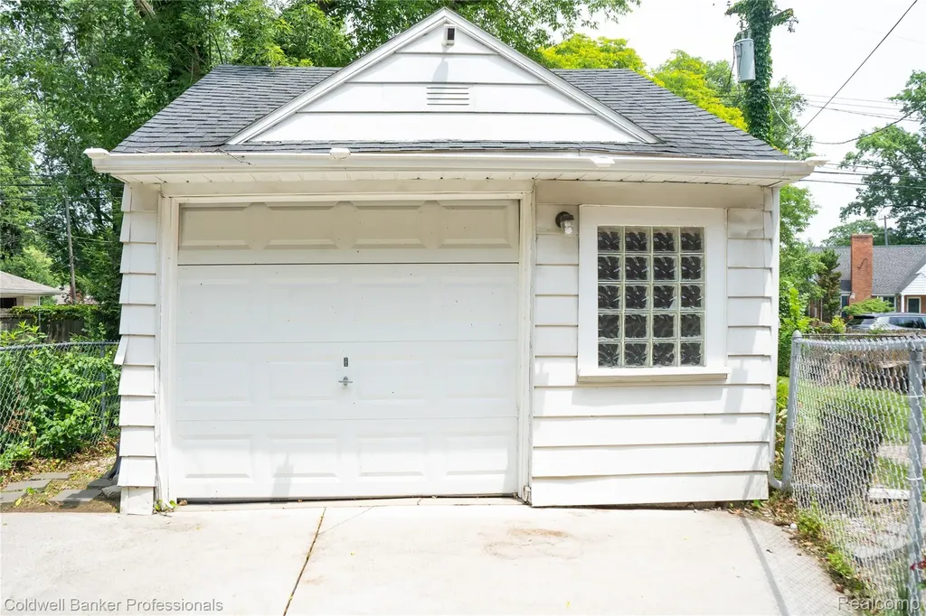 1168 N Vernier Road N Grosse Pointe Woods City MI 48236