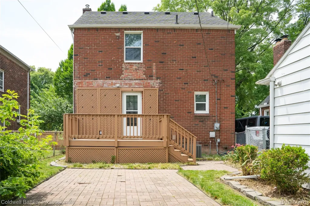 1168 N Vernier Road N Grosse Pointe Woods City MI 48236