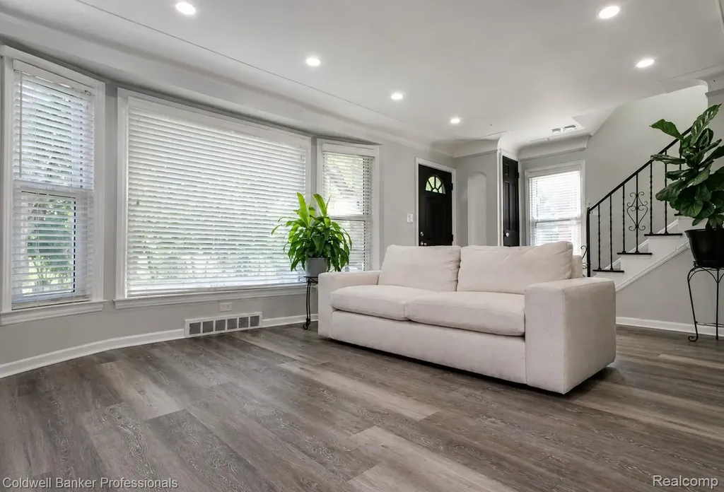 1168 N Vernier Road N Grosse Pointe Woods City MI 48236