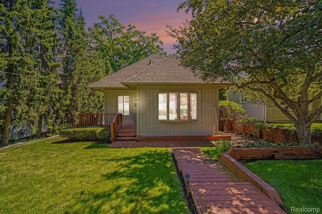 1792 Lockwood Highland Charter Township MI 48356