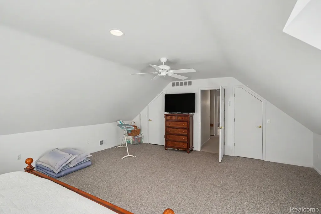 1792 Lockwood Highland Charter Township MI 48356