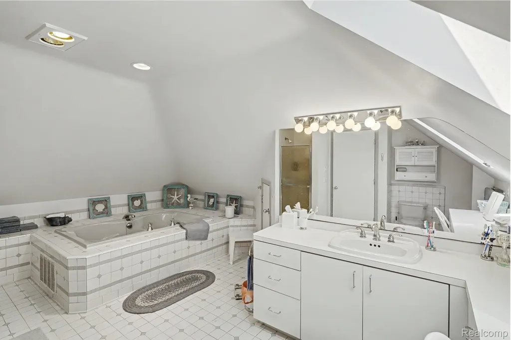 1792 Lockwood Highland Charter Township MI 48356