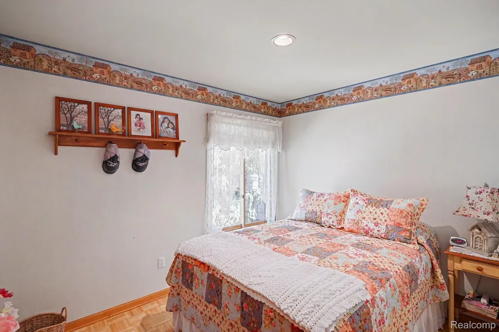 1792 Lockwood Highland Charter Township MI 48356