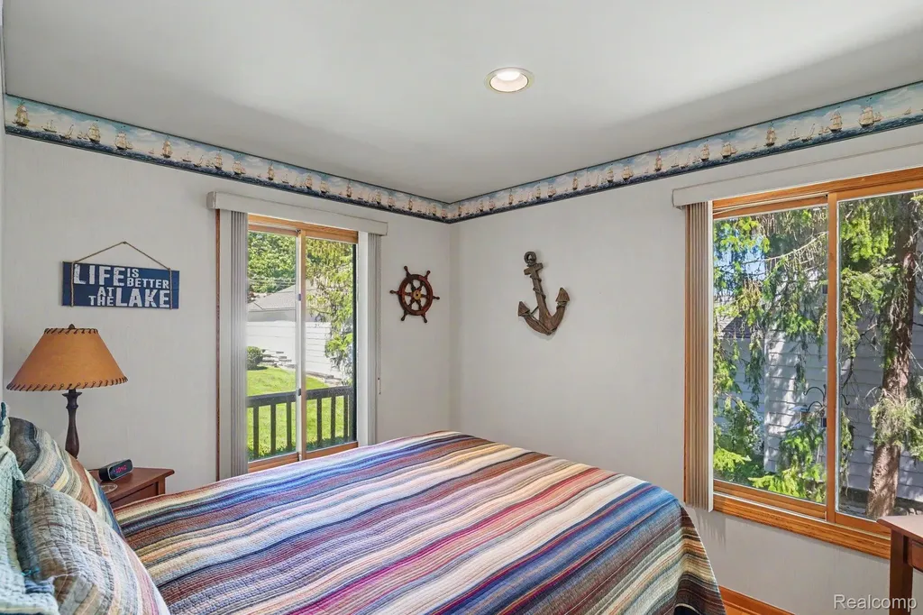 1792 Lockwood Highland Charter Township MI 48356