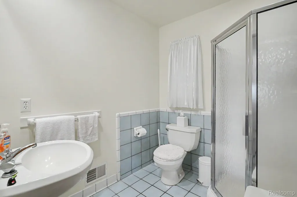 1792 Lockwood Highland Charter Township MI 48356