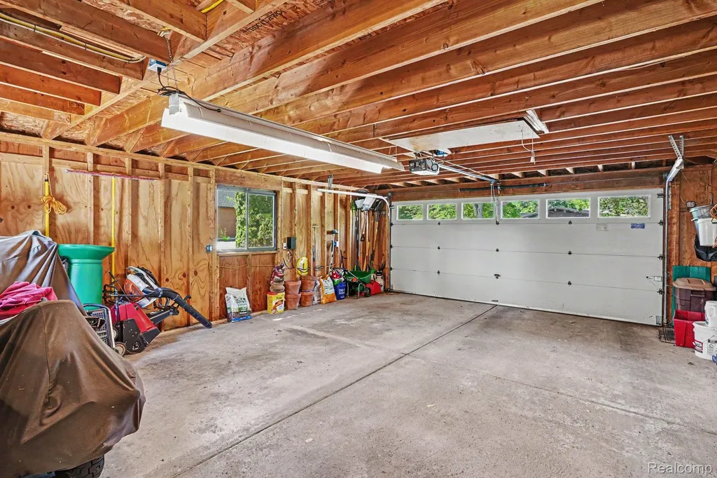 1792 Lockwood Highland Charter Township MI 48356