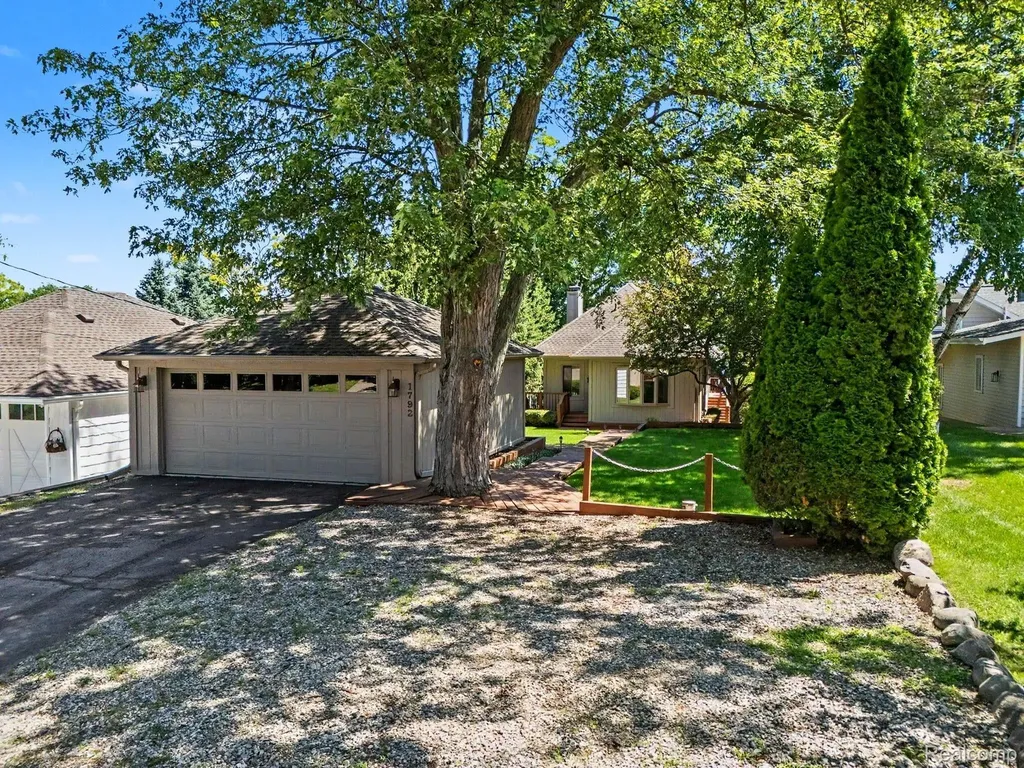 1792 Lockwood Highland Charter Township MI 48356