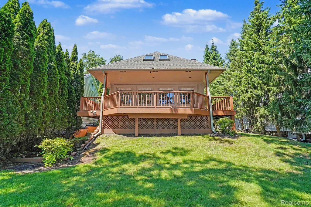 1792 Lockwood Highland Charter Township MI 48356