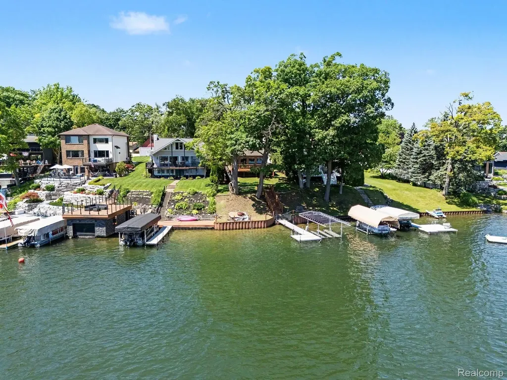 1792 Lockwood Highland Charter Township MI 48356