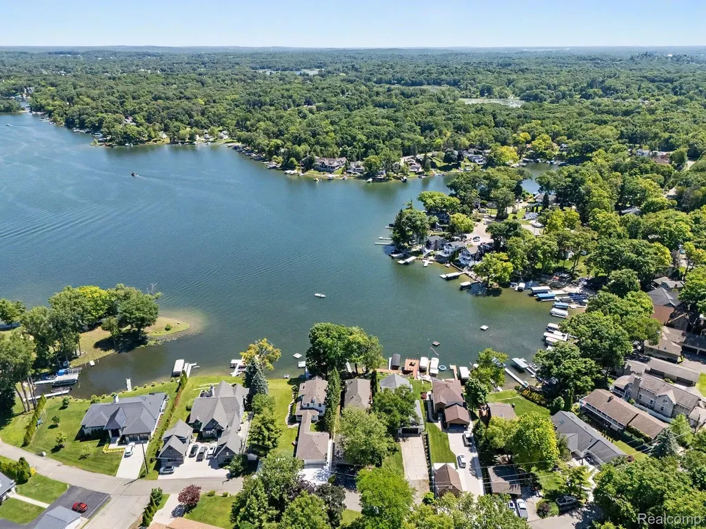 1792 Lockwood Highland Charter Township MI 48356