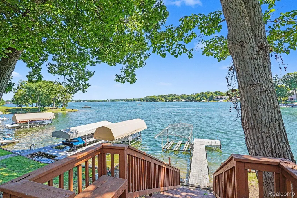 1792 Lockwood Highland Charter Township MI 48356