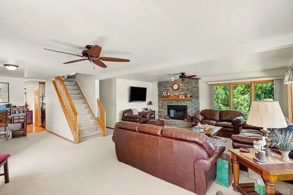 1792 Lockwood Highland Charter Township MI 48356
