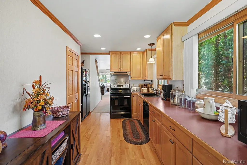 1792 Lockwood Highland Charter Township MI 48356