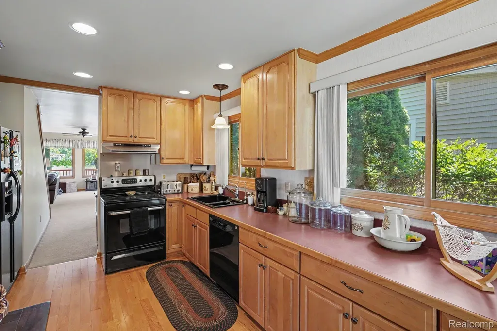 1792 Lockwood Highland Charter Township MI 48356