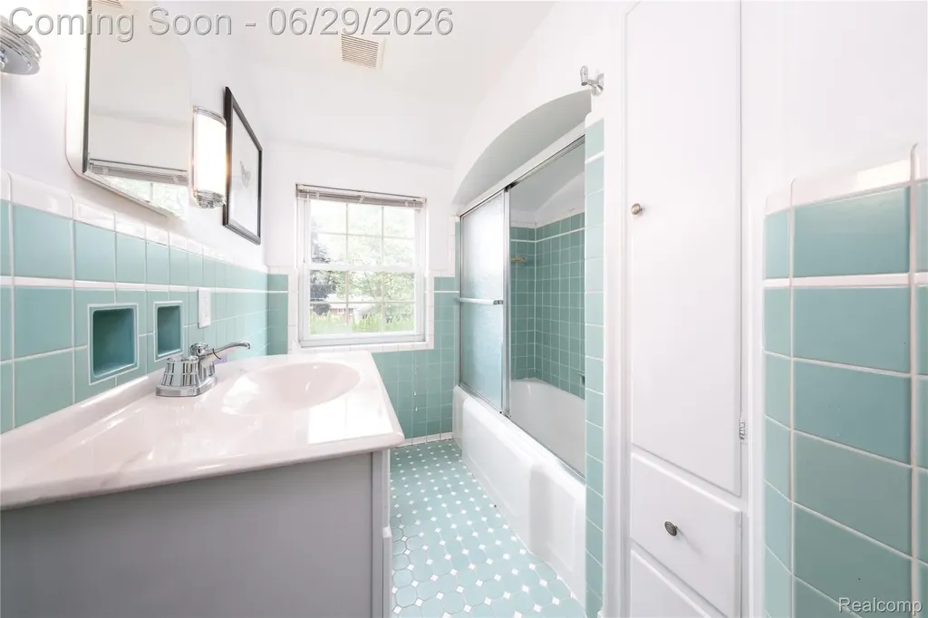 622 Sunningdale Drive Grosse Pointe Woods City MI 48236