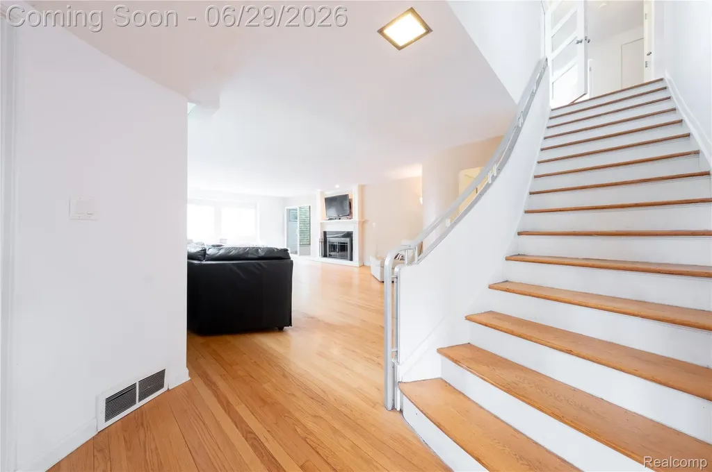 622 Sunningdale Drive Grosse Pointe Woods City MI 48236
