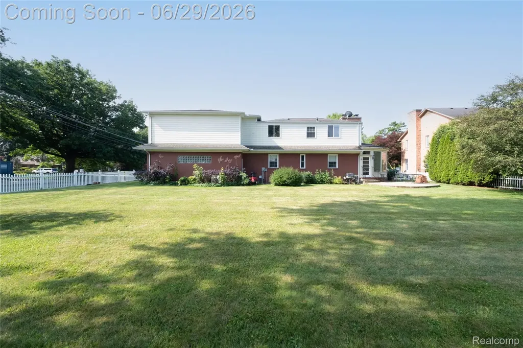 622 Sunningdale Drive Grosse Pointe Woods City MI 48236