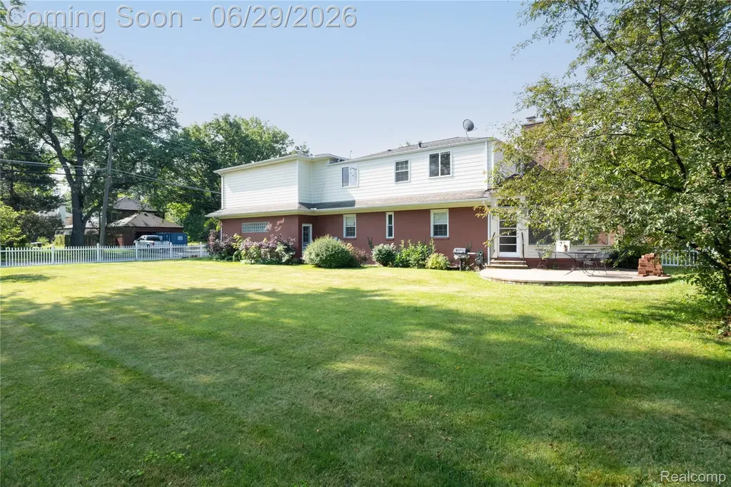 622 Sunningdale Drive Grosse Pointe Woods City MI 48236