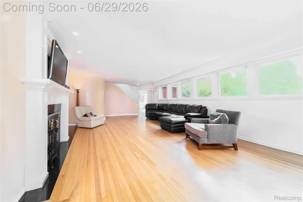 622 Sunningdale Drive Grosse Pointe Woods City MI 48236