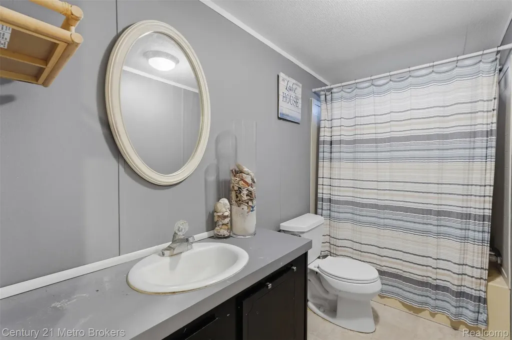 3009 Bay View Drive Fenton City MI 48430