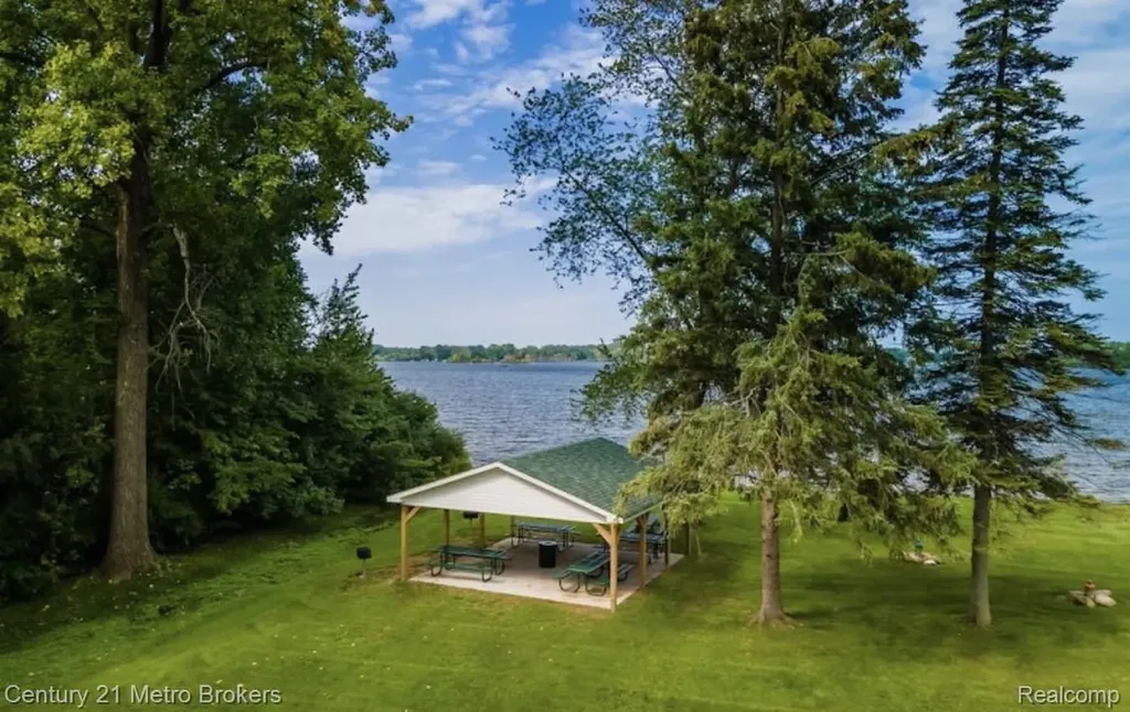 3009 Bay View Drive Fenton City MI 48430
