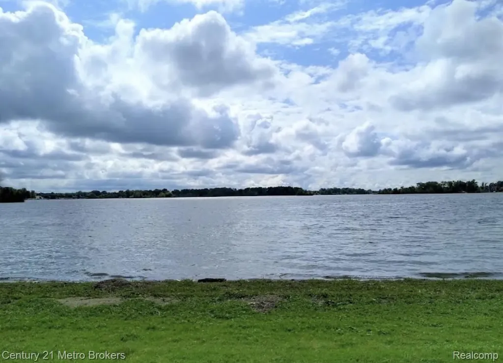3009 Bay View Drive Fenton City MI 48430