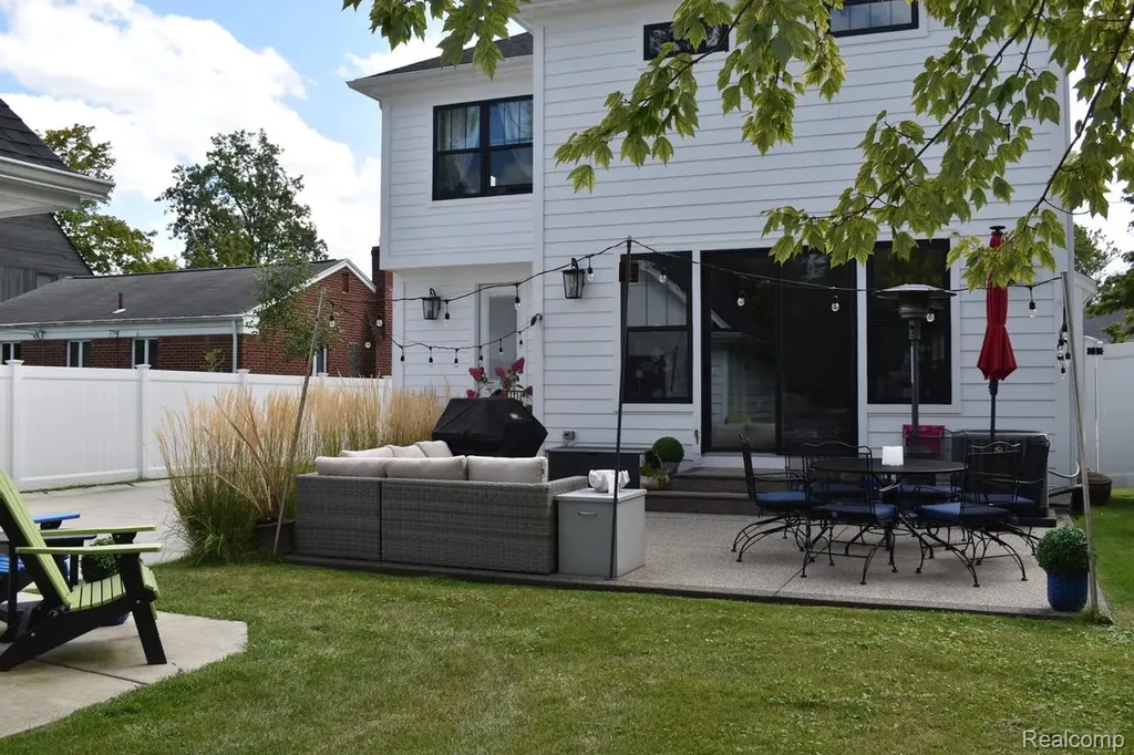 2135 Manchester Road Birmingham City MI 48009
