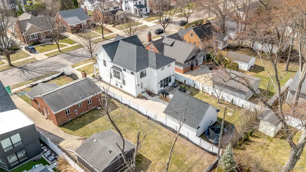 2135 Manchester Road Birmingham City MI 48009