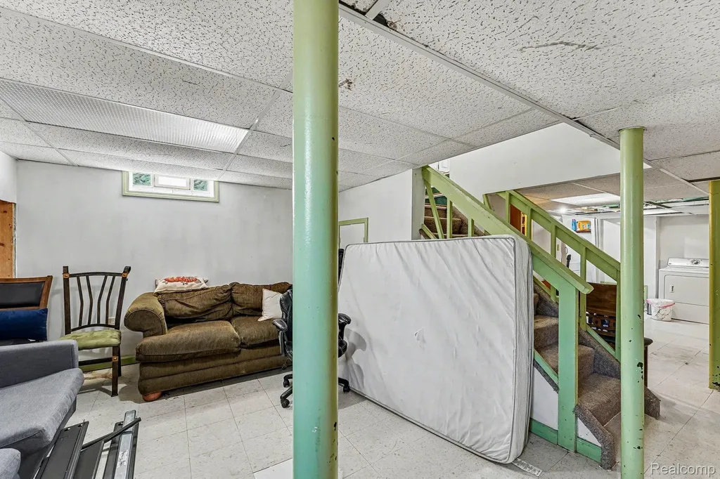 713 Riverbank Street Lincoln Park City MI 48146