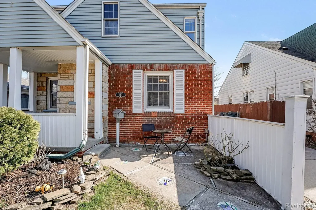 713 Riverbank Street Lincoln Park City MI 48146