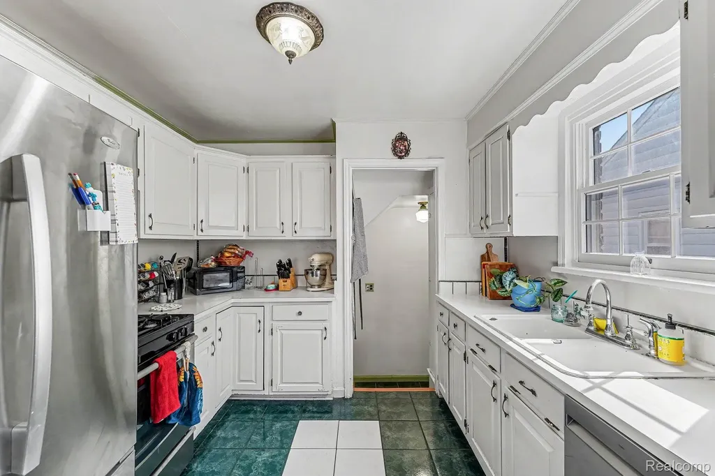713 Riverbank Street Lincoln Park City MI 48146