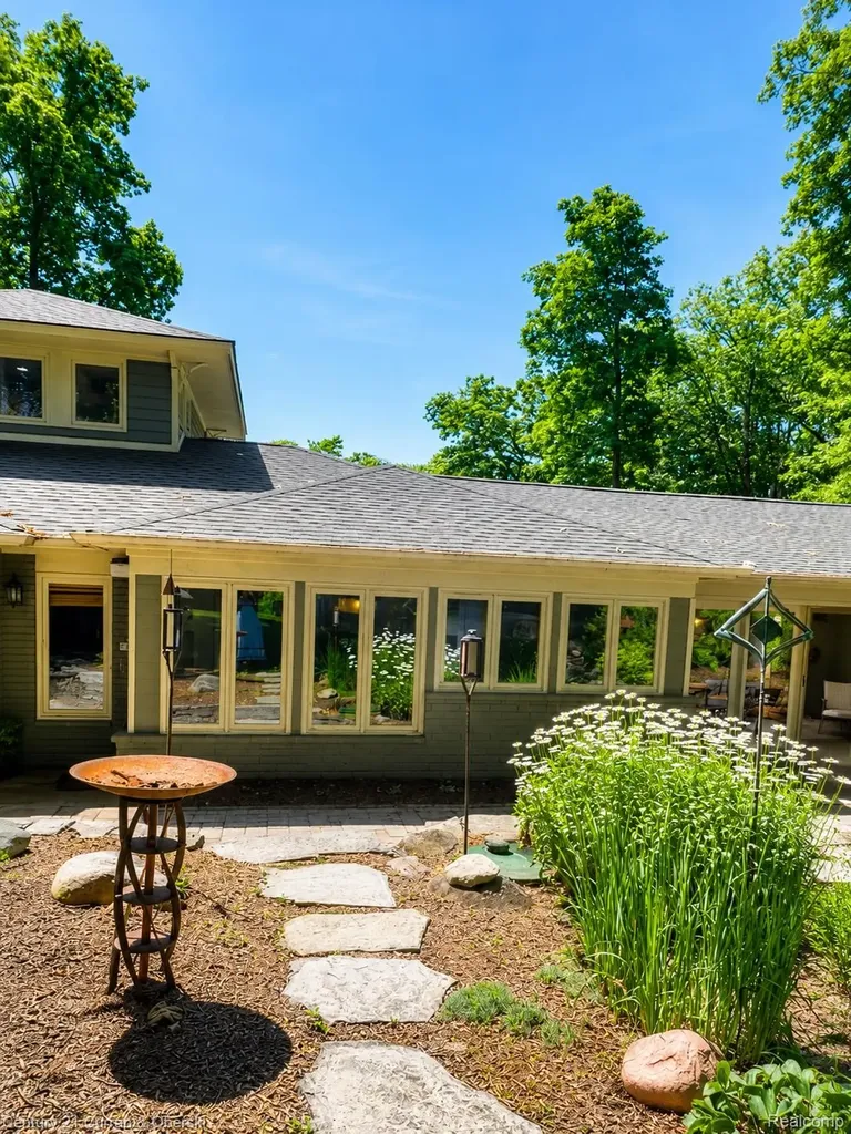 6130 Idlewyle Road Bloomfield Hills City MI 48301