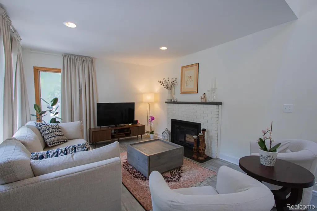 2110 Langham Drive West Bloomfield Charter Township MI 48323