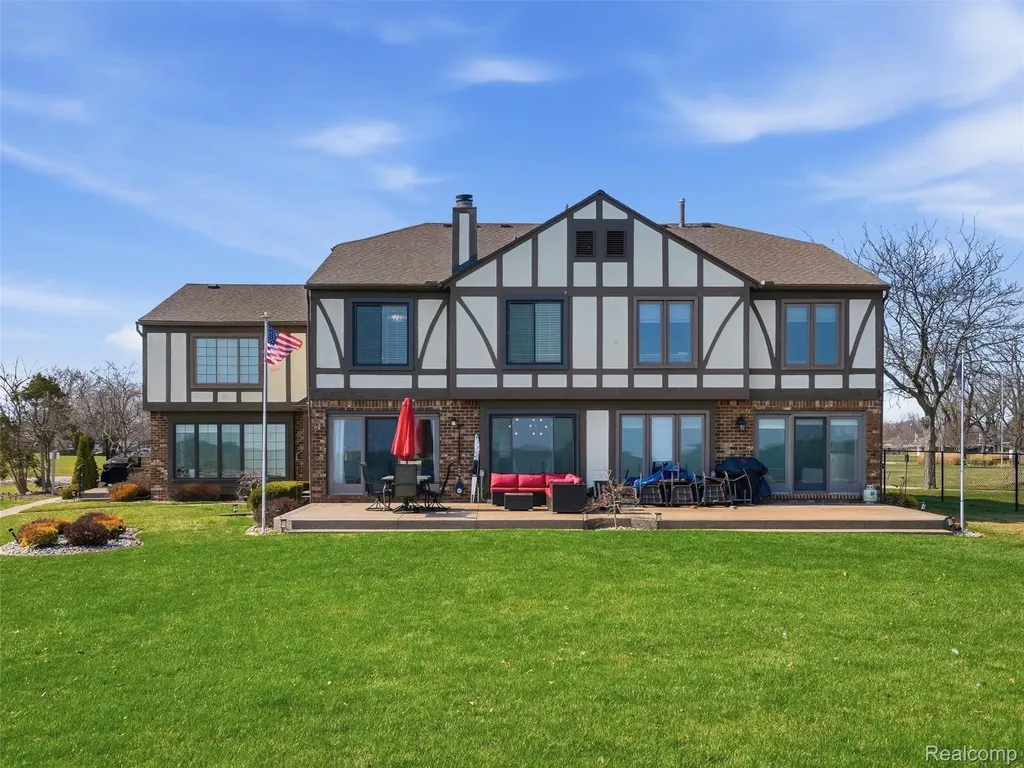 102 Lac Sainte Claire Drive St. Clair Shores City MI 48082