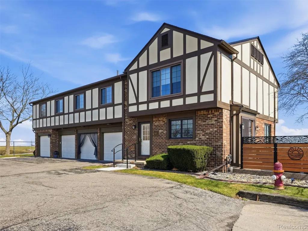 102 Lac Sainte Claire Drive St. Clair Shores City MI 48082