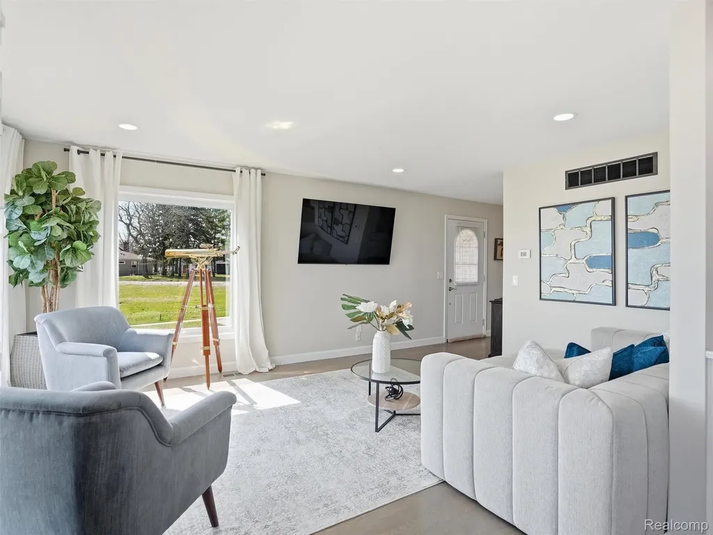 102 Lac Sainte Claire Drive St. Clair Shores City MI 48082