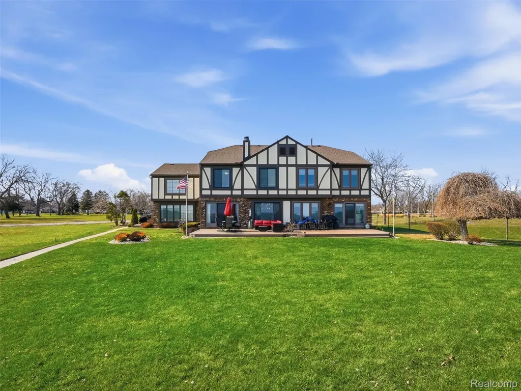 102 Lac Sainte Claire Drive St. Clair Shores City MI 48082