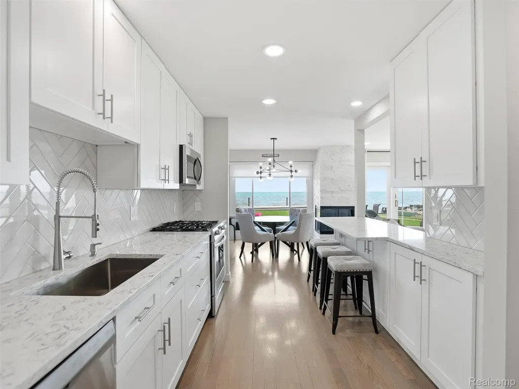 102 Lac Sainte Claire Drive St. Clair Shores City MI 48082