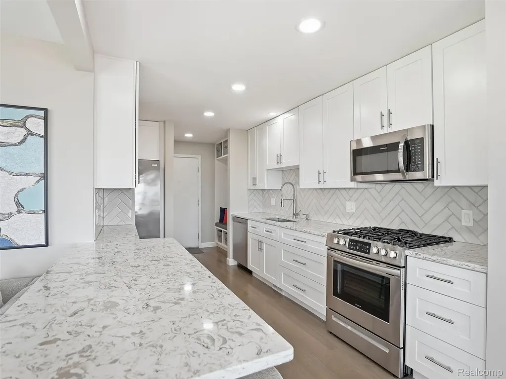102 Lac Sainte Claire Drive St. Clair Shores City MI 48082