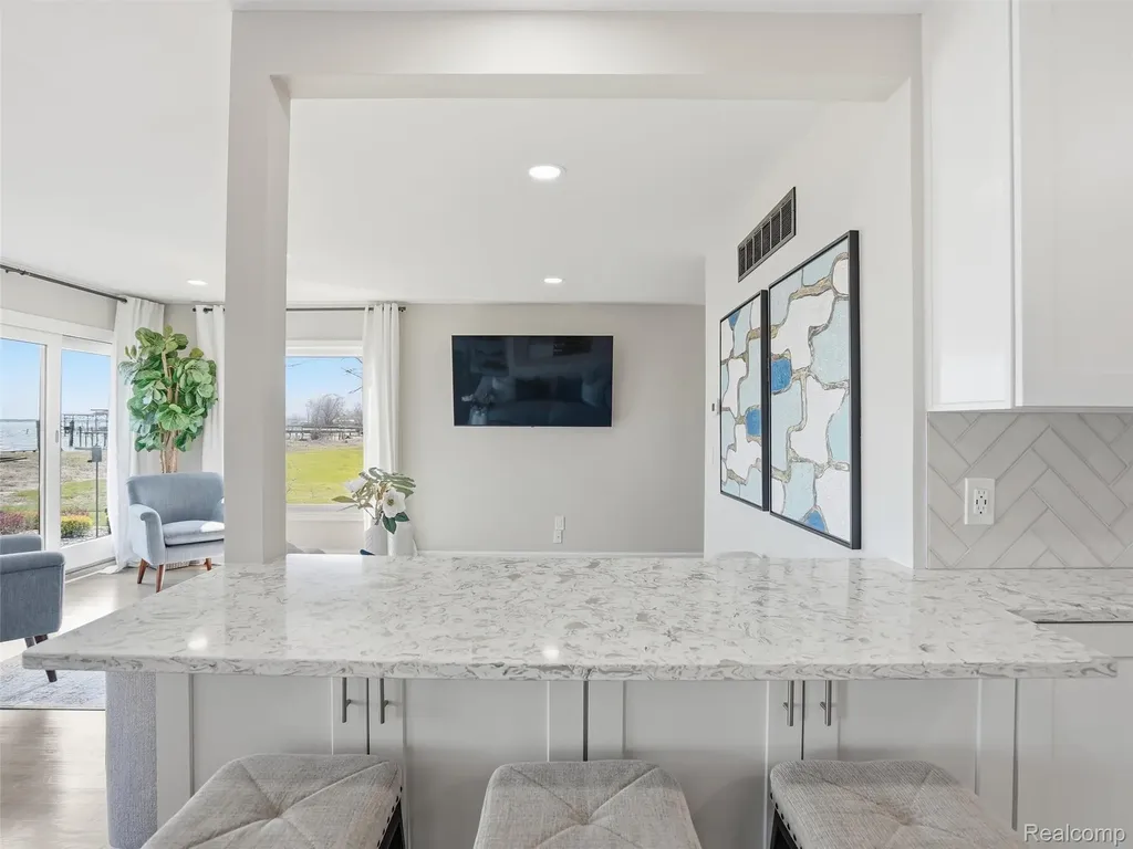 102 Lac Sainte Claire Drive St. Clair Shores City MI 48082